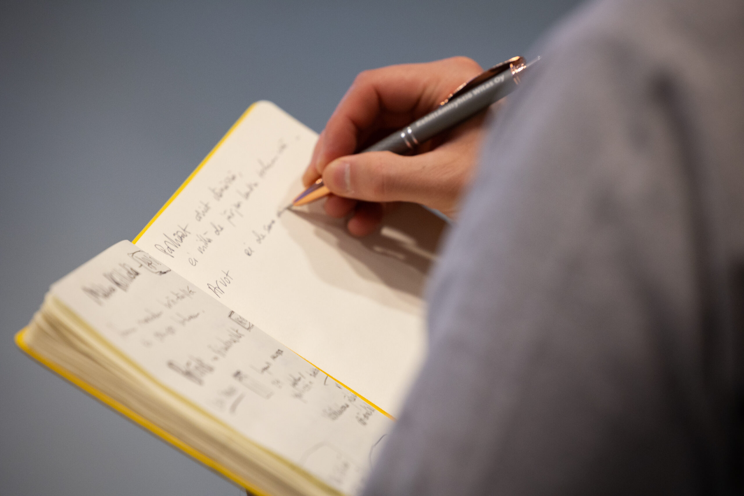 Kirjoittaa muistivihkoon