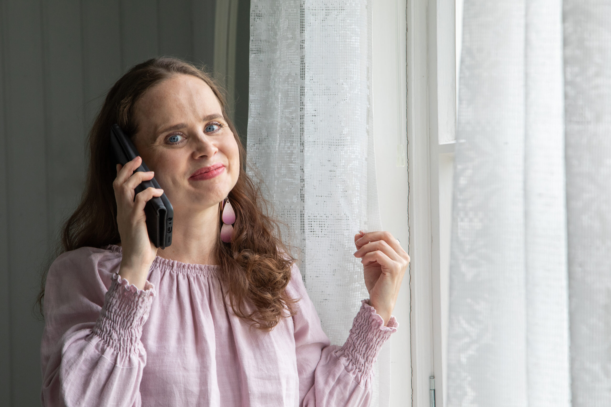 Hennamari puhelimessa